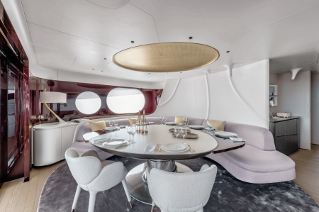 Azimut Grande Trideck, dining