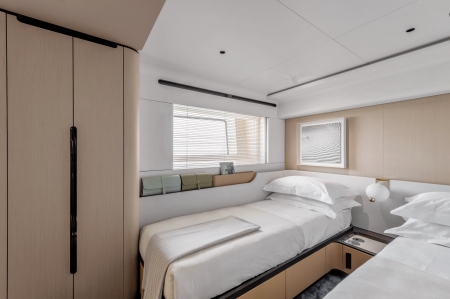 Azimut Grande Trideck, guest cabin