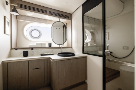 Azimut Magellano 60, for sale, bathroom 2